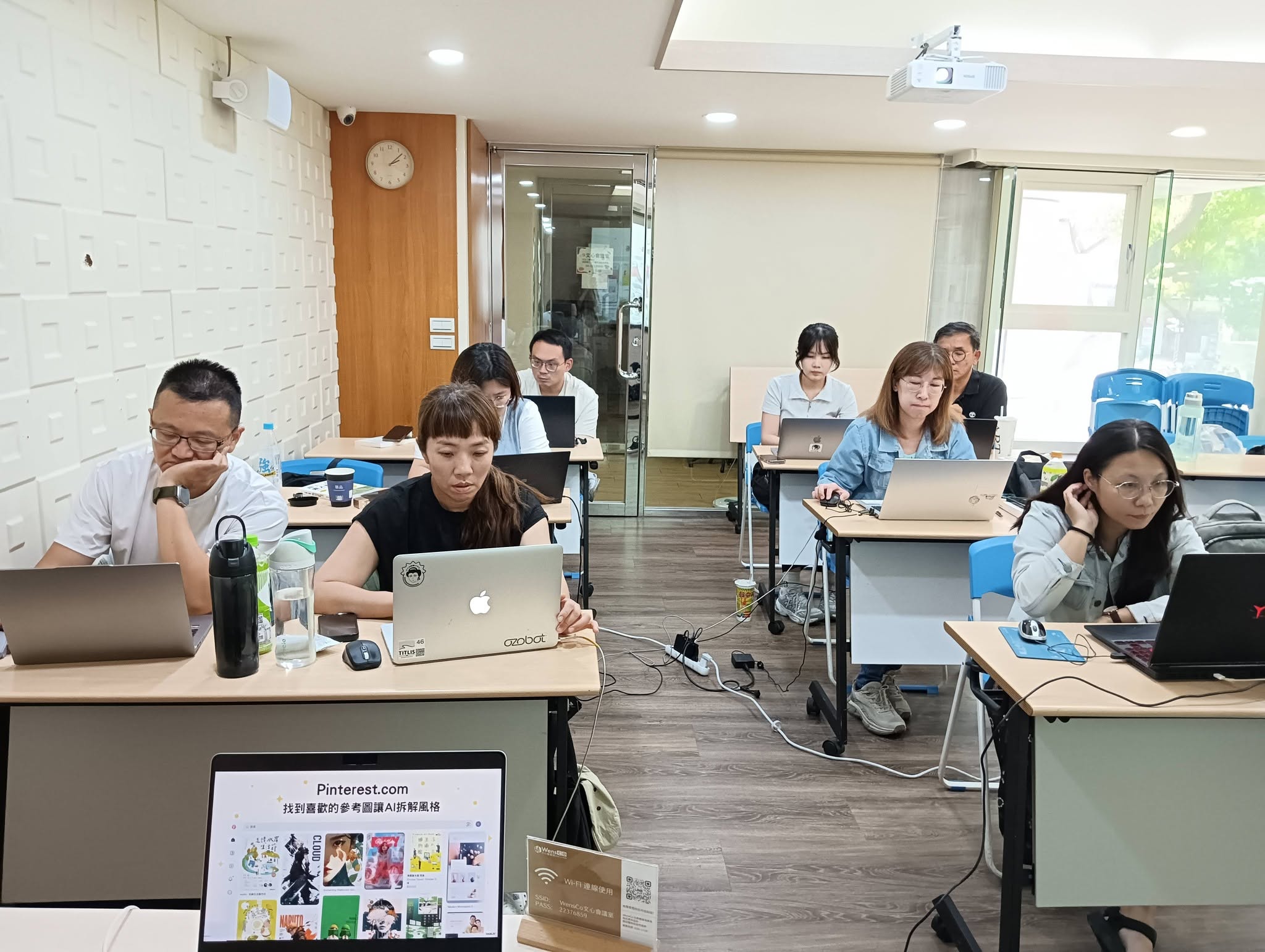 AI 實作課程學員使用筆電完成現場任務