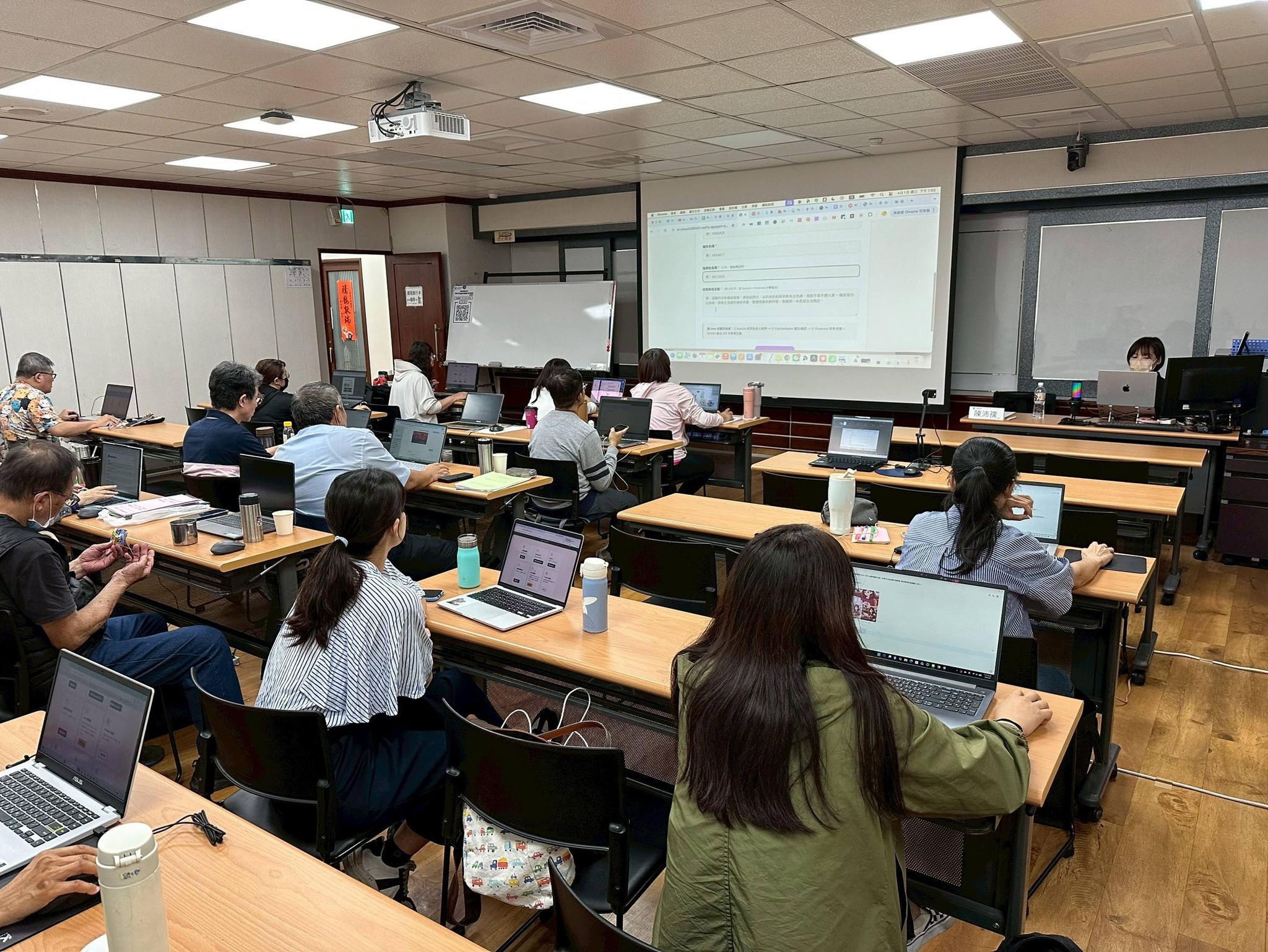 陳沛孺帶領多人 AI 實作工作坊,學員使用筆電同步操作