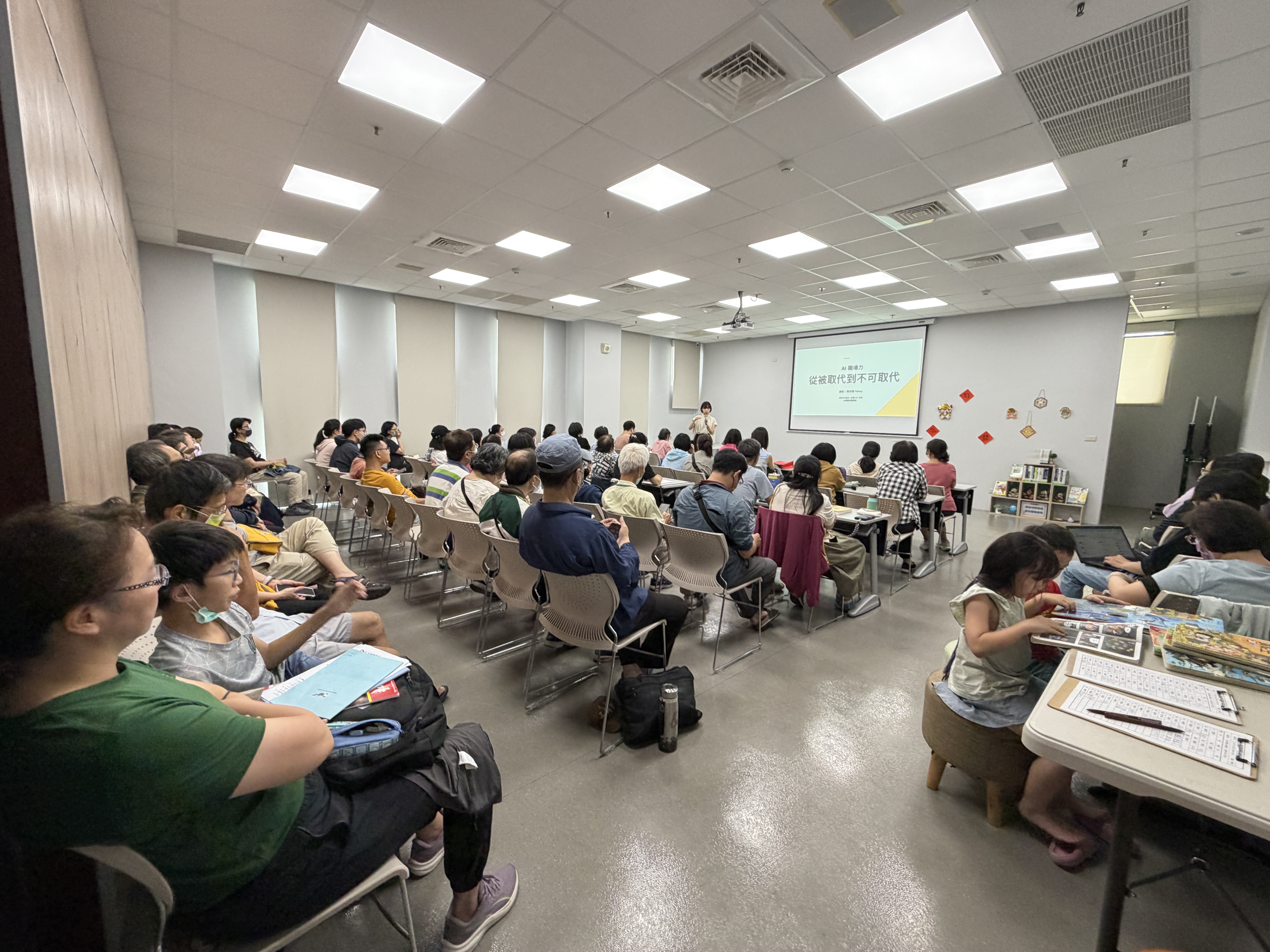 陳沛孺在臺南市鹽埕圖書館微光講堂面對大型聽眾授課